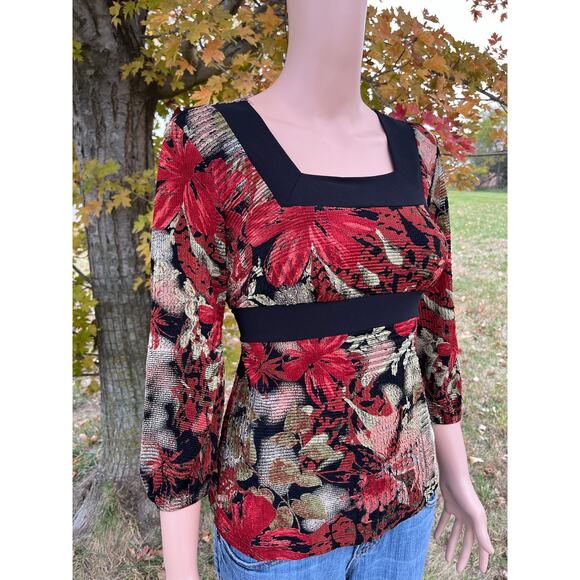 Carducci Textured Floral Square Neck Top - Picture 3 of 6